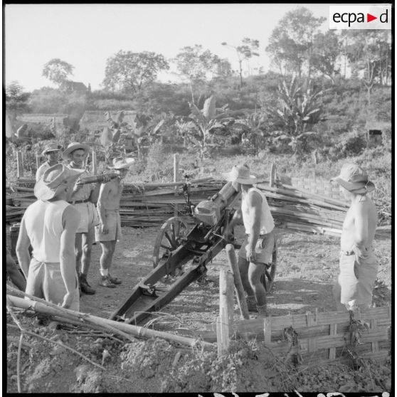 Chargement d'un canon de 75 mm par des artilleurs du 64 RAA (régiment d'artillerie d'Afrique).