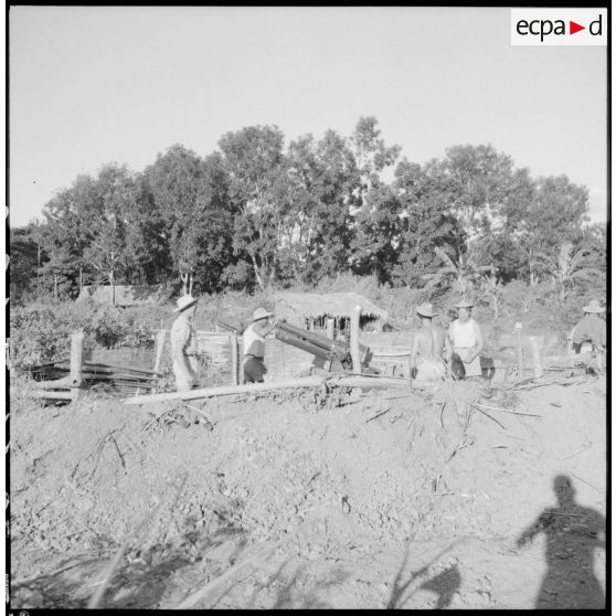 Réglage d'un canon de 75 mm par des artilleurs du 64 RAA (régiment d'artillerie d'Afrique).