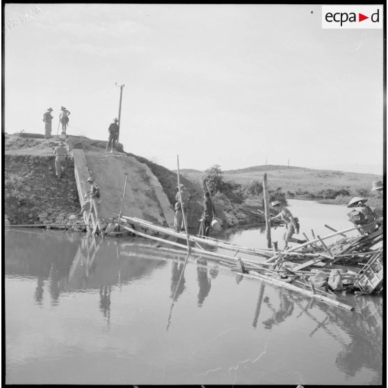 Sur la RC 3 (route coloniale n°3) entre Thaï Nguyen et Phu Loi, passage d'élements du 64e régiment d'artillerie d'Afrique (RAA) sur un pont détruit par le Viêt-minh