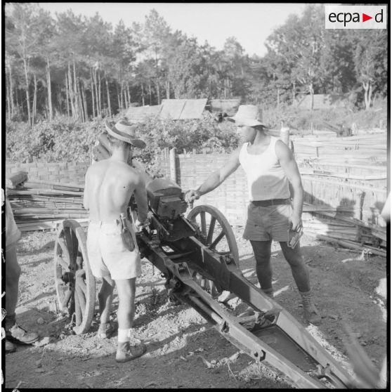 Canon d'artillerie de campagne, d'origine japonaise, pendant le tir, sous la direction du sergent-chef Aubry et du chef de pièce Rétro.