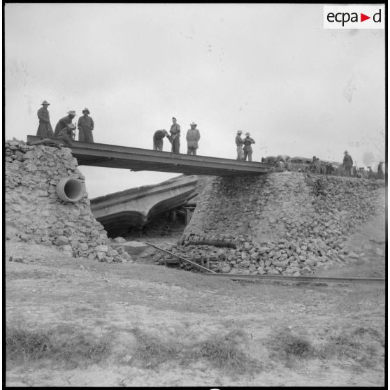 Construction par les hommes du Génie d'un nouveau pont sur le route coloniale n°1 au Tonkin.