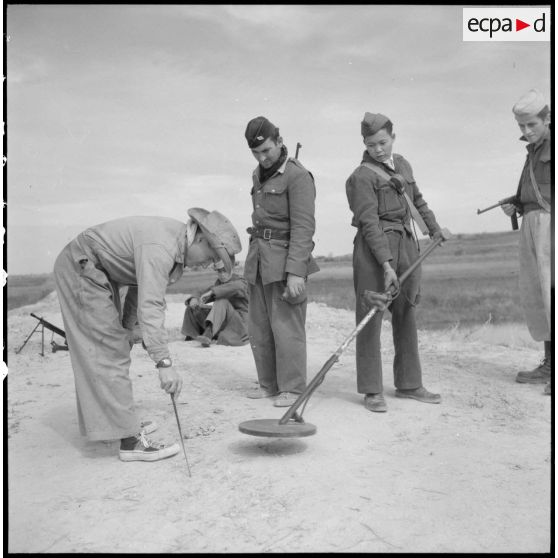 Détection de mines par une équipe du Génie sur la route coloniale n°1 au Tonkin.