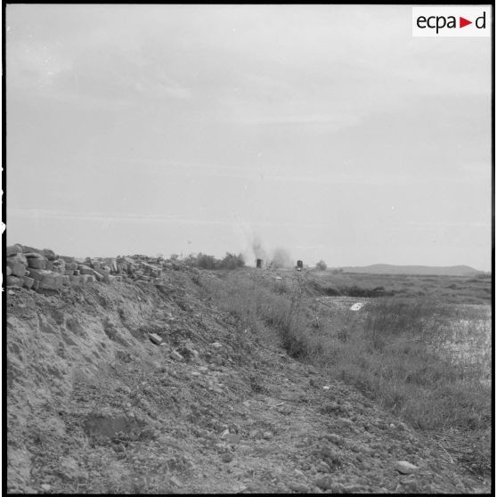 Explosion d'une mine sur la route coloniale n°1 au Tonkin.