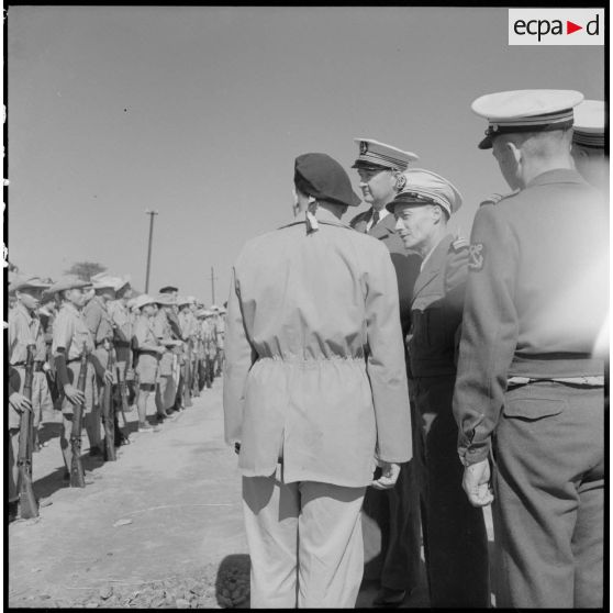 Les troupes d'un commando de la Dinassaut n° 3 (division navale d'assaut) sont passées en revue avant d'embarquer sur des engins de débarquement au cours de l'opération Barbe au Tonkin.