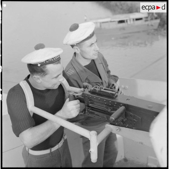 Utilisation d'un canon antiaérien de 20 mm par un marin de la Dinassaut 3 (division navale d'assaut) au cours de l'opération Barbe.