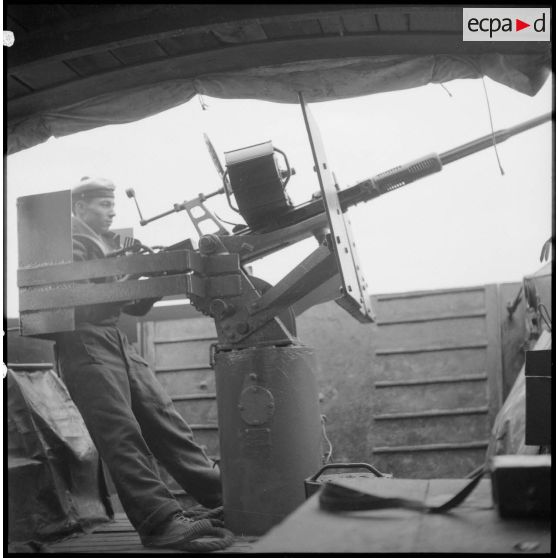 Utilisation d'un canon antiaérien de 20 mm par un marin de la Dinassaut 3 (division navale d'assaut) au cours de l'opération Barbe.