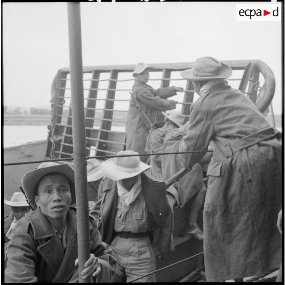 Des commandos de la Dinnasaut 3 (division anvale d'assaut) débarquent d'un landing craft machanized (LCM) au cours de l'opération Barbe.