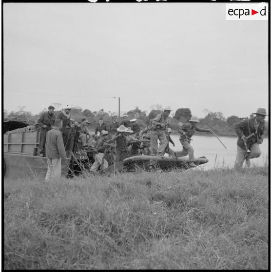 Des commandos de la Dinnasaut 3 (division navale d'assaut) débarquent d'un landing craft machanized (LCM) au cours de l'opération Barbe.