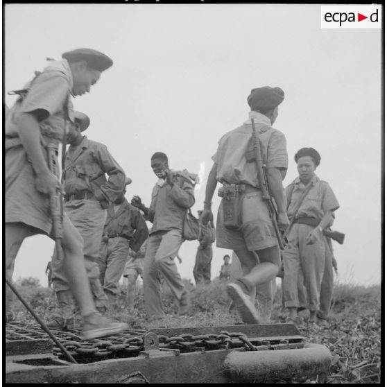 Des commandos de la Dinnasaut 3 (division navale d'asasut) débarquent d'un landing craft machanized (LCM) au cours de l'opération Barbe.