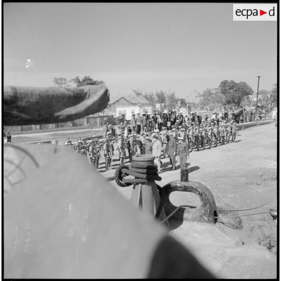 Les troupes d'un commando de la Dinassaut n° 3 (division navale d'assaut) sont passées en revue avant d'embarquer sur des engins de débarquement au cours de l'opération Barbe au Tonkin.