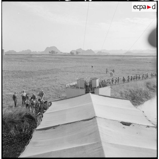 Débarquement des troupes depuis un bâtiment de débarquement au cours de l'opération Barbe.