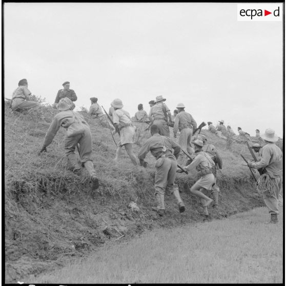 Progression difficile du commando de la Dinassaut (division navale d'assaut) 3 pour atteindre un village au cours de l'opération Barbe.