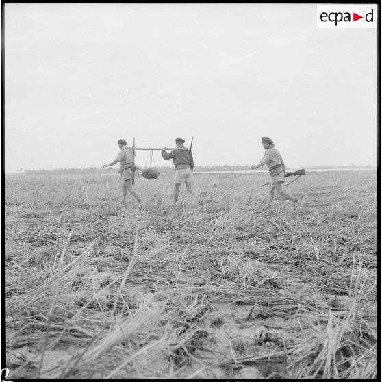 Progression difficile du commando de la Dinassaut 3 (division navale d'assaut) pour atteindre un village au cours de l'opération Barbe.