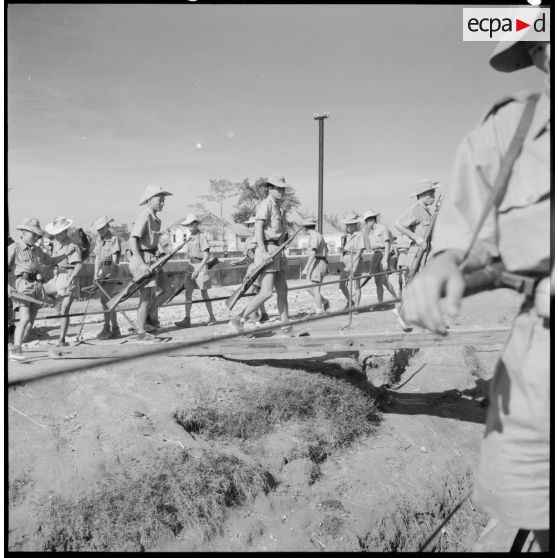 Emabarquement d'un commando de la Dinassaut n°3 (division navale d'assaut) sur des engins de débarquement au cours de l'opération Barbe au Tonkin.