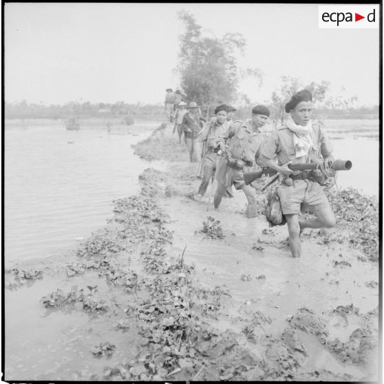 Progression difficile en zone marécageuse par le commando de la Dinassaut 3 (division navale d'assaut) au cours de l'opération Barbe.