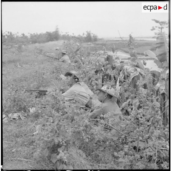 Les hommes du commando de la Dinassaut 3 (division navale d'assaut) se déploient prêts à l'attaque aux abords d'un village, au cours de l'opération Barbe.