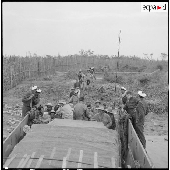 Embarquement d'un commando de la Dinassaut n°3 (division navale d'assaut) sur des engins de débarquement au cours de l'opération Barbe.