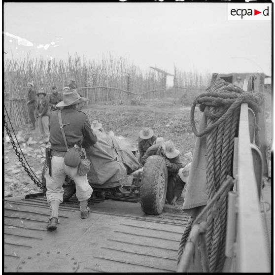 Embarquement d'un commando de la Dinassaut n°3 (division navale d'assaut) avec une section d'artillerie sur un engin de débarquement au cours de l'opération Barbe.