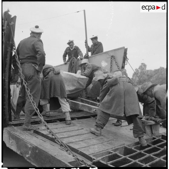 Embarquement d'un commando de la Dinassaut n°3 (division navale d'assaut) avec une section d'artillerie sur un engin de débarquement au cours de l'opération Barbe.