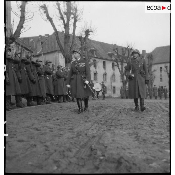 Revue des troupes à l'école de la Garde.