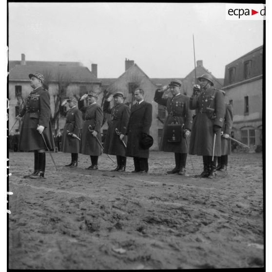 Salut des autorités pendant l'hymne national à l'école de la Garde.