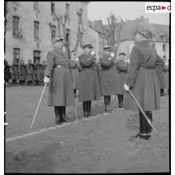 Récipiendaires lors d'une cérémonie à l'école de la Garde.