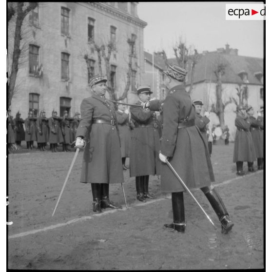 Remise de décoration lors d'une cérémonie à l'école de la Garde.