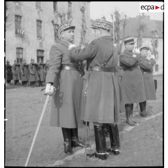 Remise de décoration lors d'une cérémonie à l'école de la Garde.