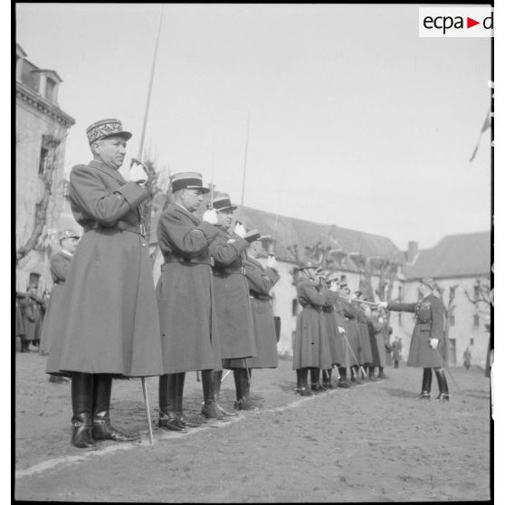 Décorés et récipiendaires lors d'une cérémonie à l'école de la Garde.