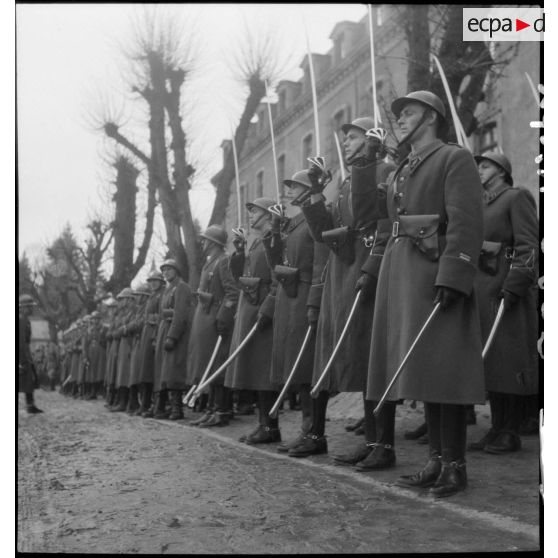 Elèves-officiers sur les rangs lors d'une cérémonie à l'école de la Garde.