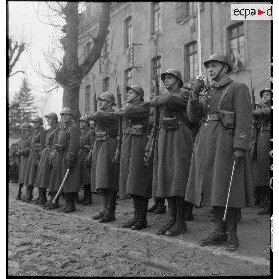 Elèves-gardes sur les rangs lors d'une cérémonie à l'école de la Garde.