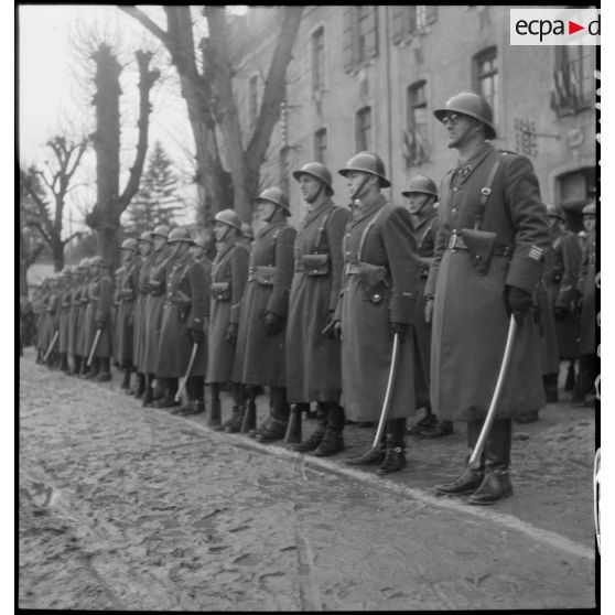 Elèves-gardes sur les rangs lors d'une cérémonie à l'école de la Garde.