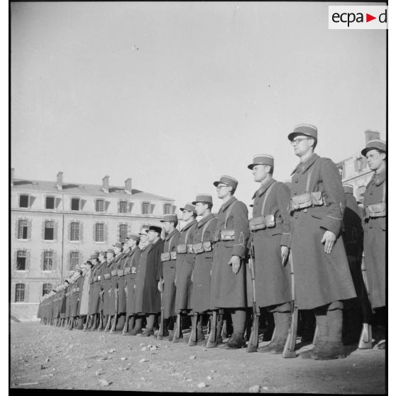 Des élèves-officiers à l'instruction.