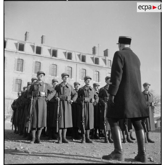 Des élèves-officiers à l'instruction.