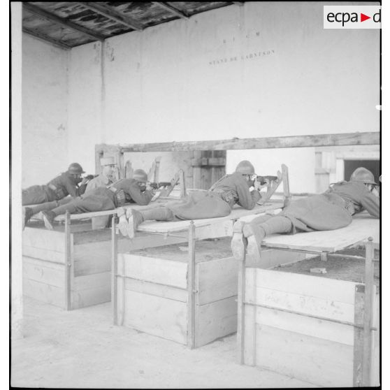 Séance de tir en stand, au fusil en position de tireur couché pour les élèves-officiers.