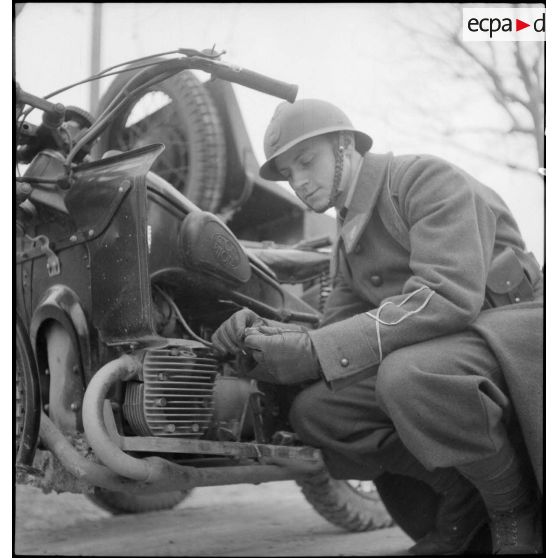 Séance en école de conduite à motocyclette pour un élève-officier.