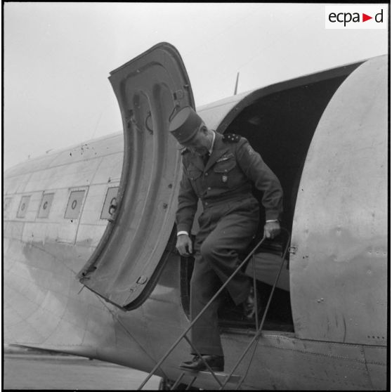 Le général Carpentier, commandant en chef en Indochine, à sa descente d'avion à Bach Maï, Hanoï.