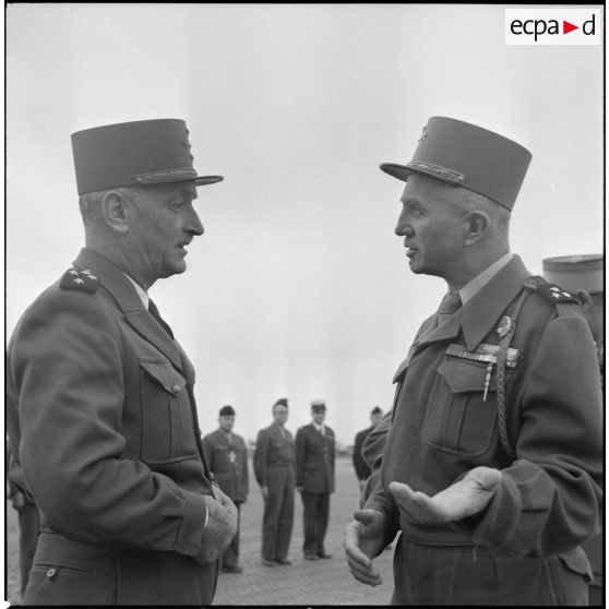 Le général Carpentier, commandant en chef en Indochine, en conversation avec le général Boyer de La Tour, commissaire de la République au Nord Vietnam et commandant en chef de la zone opérationnelle du Tonkin (ZOT) sur le terrain d'aviation de Bach Maï à Hanoï.