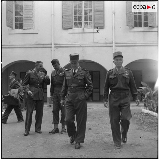 Le général Carpentier, commandant en chef en Indochine et le général Boyer de La Tour, commissaire de la République au Nord Vietnam et commandant en chef de la zone opérationnelle du Tonkin (ZOT) quittent l'état-major de la ZOT.