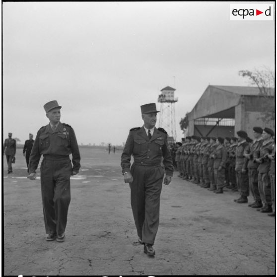 Revue des troupes par le général Carpentier et le général Boyer de La Tour à Bach Maï, HanoÏ.