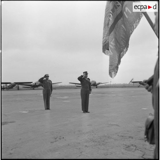 Le général Carpentier et le général Boyer de La Tour au salut devant les drapeaux des détachements présents à Bach Maï, Hanoï.