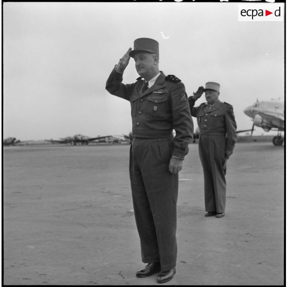 Le général Carpentier et le général Boyer de La Tour au salut devant les drapeaux des détachements présents à Bach Maï, Hanoï.