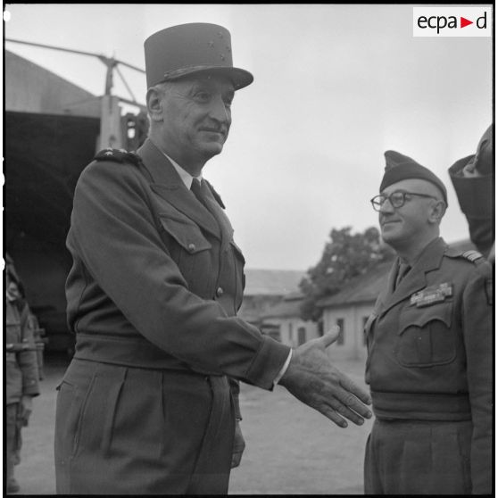 Le général Carpentier, commandant en chef en Indochine, serre la main d'officiers venus le saluer à Bach Maï, Hanoï.