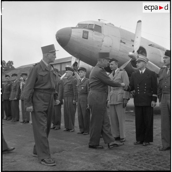 Le général Carpentier, commandant en chef en Indochine, serre la main d'officiers venus le saluer à Bach Maï, Hanoï.