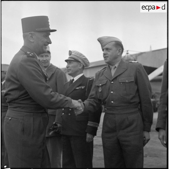 Le général Carpentier, commandant en chef en Indochine, serre la main d'officiers venus le saluer à Bach Maï, Hanoï.