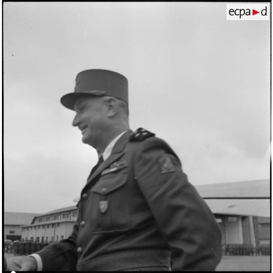 Le général Carpentier, commandant en chef en Indochine, à Bach Maï, Hanoï.