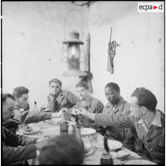 Des soldats prennent leur repas de noël pour dans un poste du delta tonkinois.