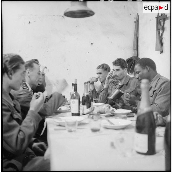 Des soldats prennent leur repas de noël pour dans un poste du delta tonkinois.