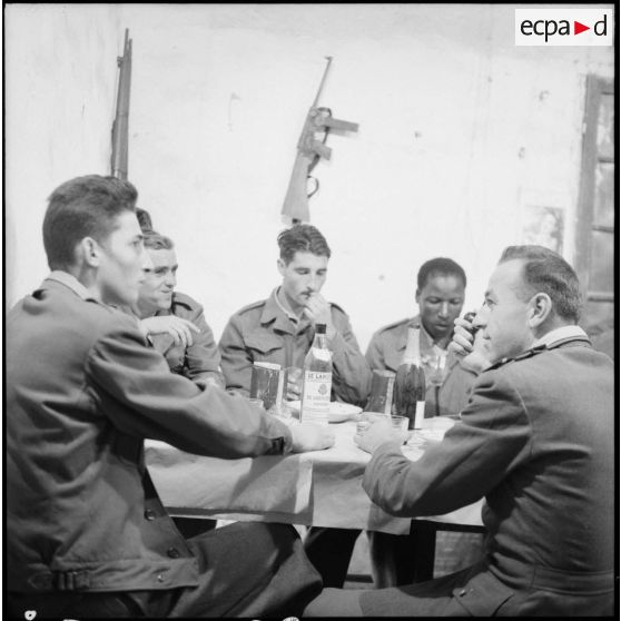 Des soldats prennent leur repas de noël pour dans un poste du delta tonkinois.