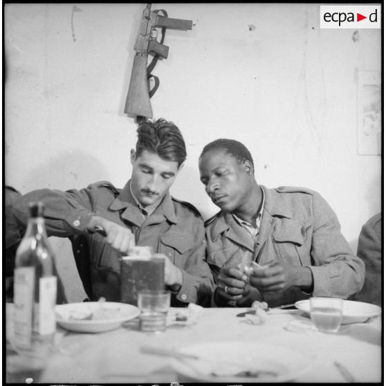 Des soldats prennent leur repas de noël pour dans un poste du delta tonkinois.